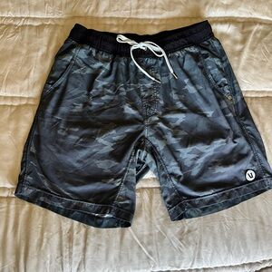 Men’s Medium Vuori Core Shorts (7” inseam) Camo Athletic Shorts